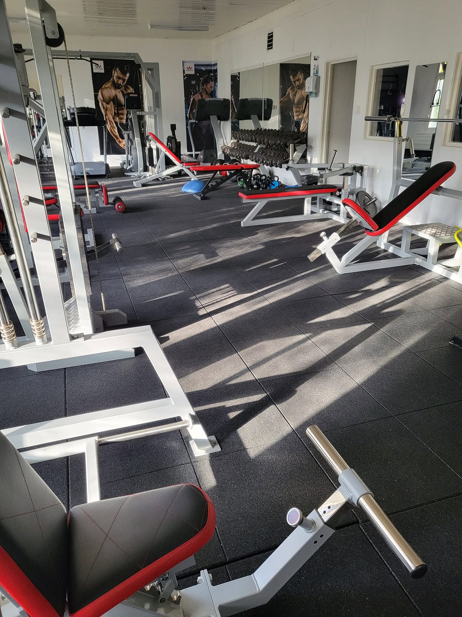 Posilňovňa ACTIVE GYM Levice so strojmi a lavičkami