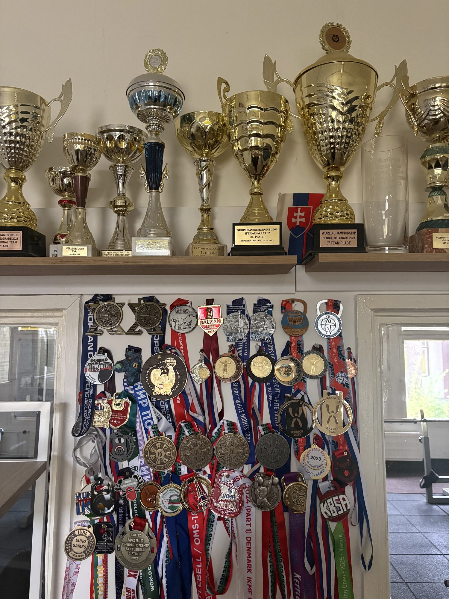 Trofeje a medaily Jozefa Masaryka vo fitku ACTIVE GYM Levice
