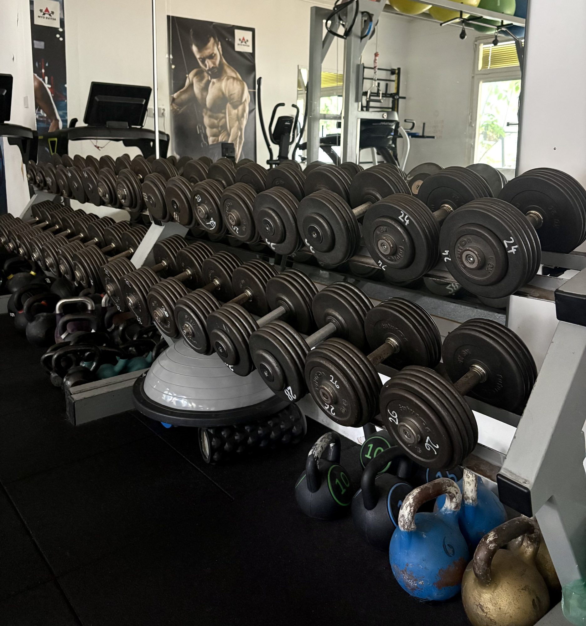 Jednoručky a kettlebelly vo fitku ACTIVE GYM Levice